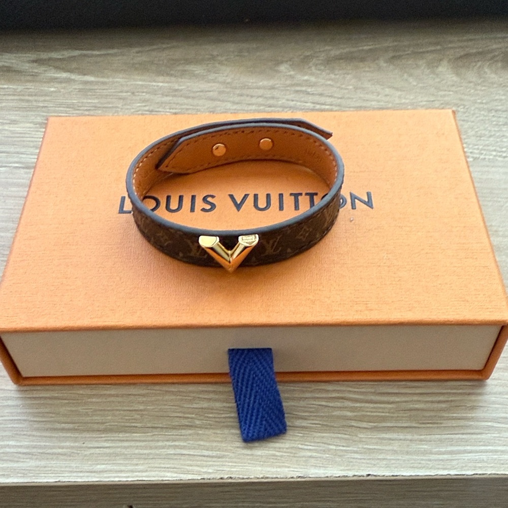 Louis Vuitton Essential V Bracelet